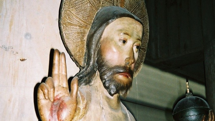 Die Statue eines bärtigen Mannes mit Heiligenschein und Wundmalen.