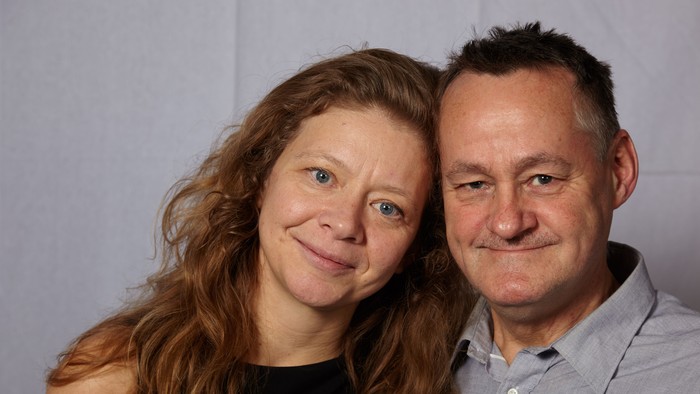 En mand og en kvinde smiler til kameraet.