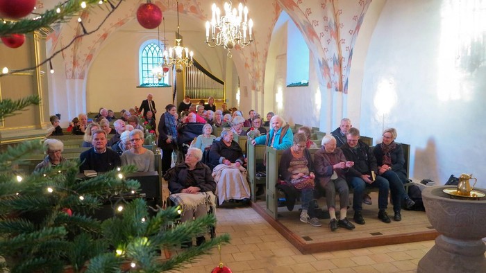 En julekoncert i kirke med publikum og pynt