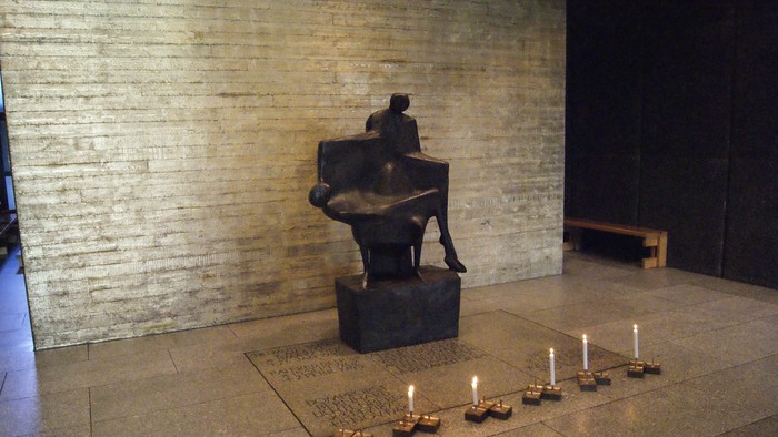 Stille Szene mit Skulptur und brennenden Kerzen