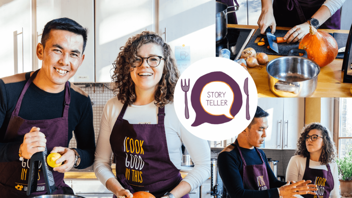 Vier Menschen kochen gemeinsam in einer modernen Küche, tragen Schürzen und halten Kochutensilien.