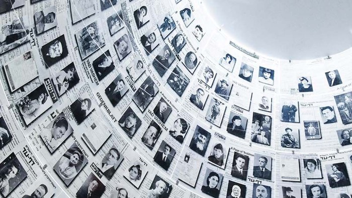 Viele Schwarz-Weiß-Fotos hängen an einer gewölbten Wand