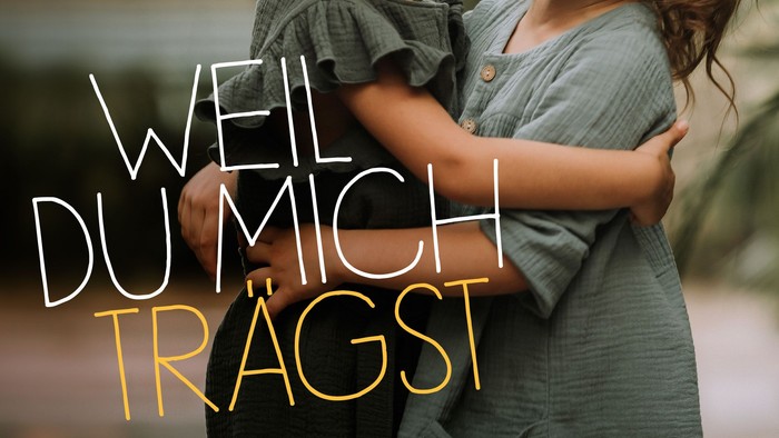 Zwei junge Mädchen, die sich umarmen und lachen, mit dem Text *„Weil du mich trägst“* auf Deutsch.