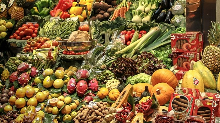 Flyer für einen Open-Air Gottesdienst mit einem Marktstand voller Obst und Gemüse