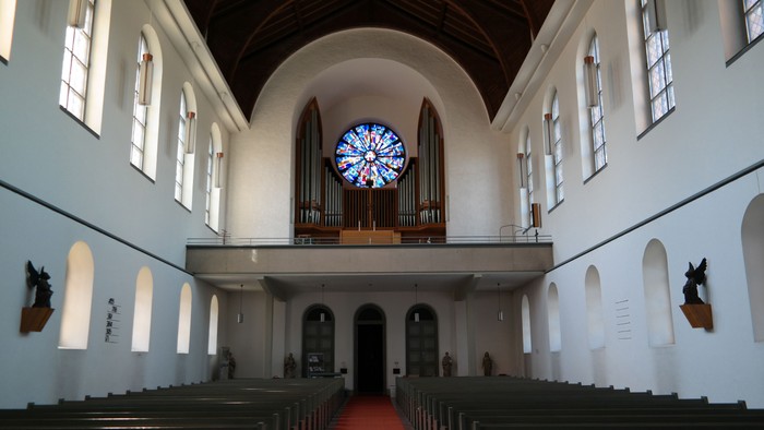 Innenraum einer Kirche mit Empore und Kirchenfenster