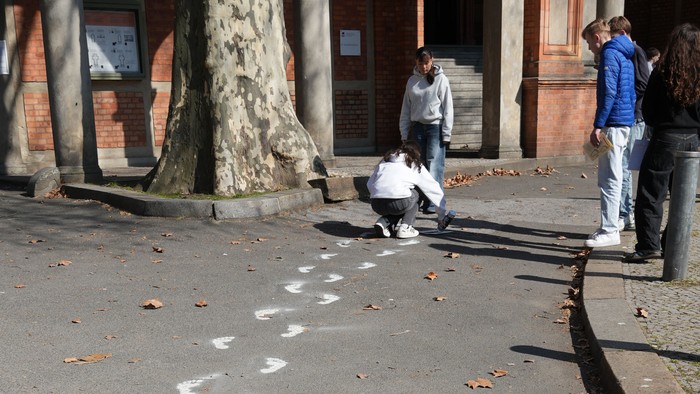 Fußabdrücken zur Kirche