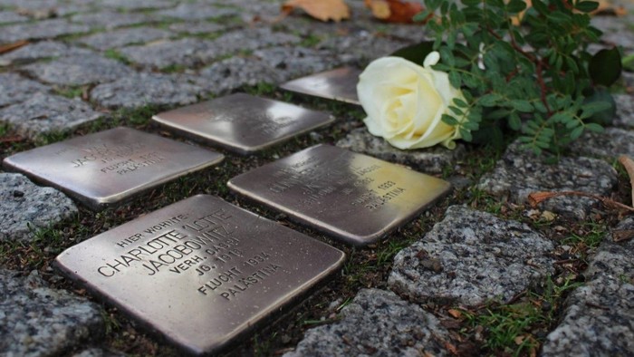 Steine mit Inschriften und einer Blume darauf