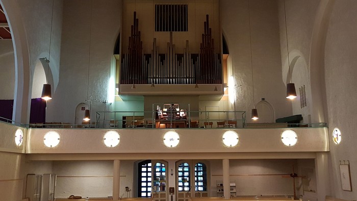 Die Kirche mit großer Orgel und Rundbogenfenstern