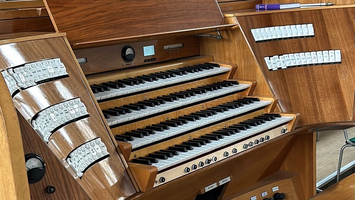 Ein hölzernes Musikinstrument mit Tasten und Schaltern