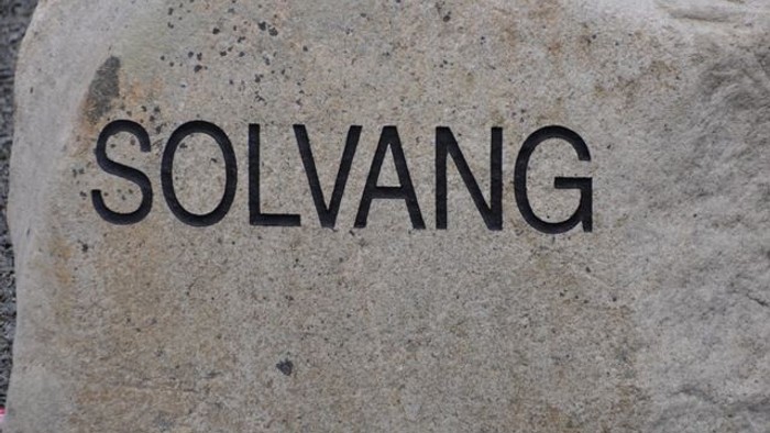 En sten med indgraveret ordet "Solvang".