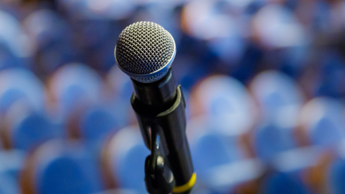 Microphone sur pied devant public