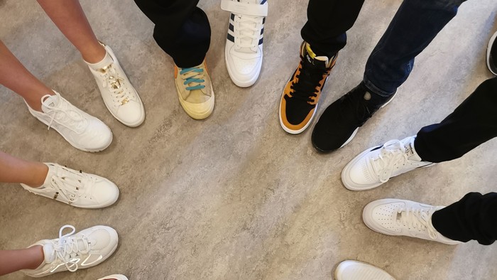 En kreds af fødder med forskellige sko.