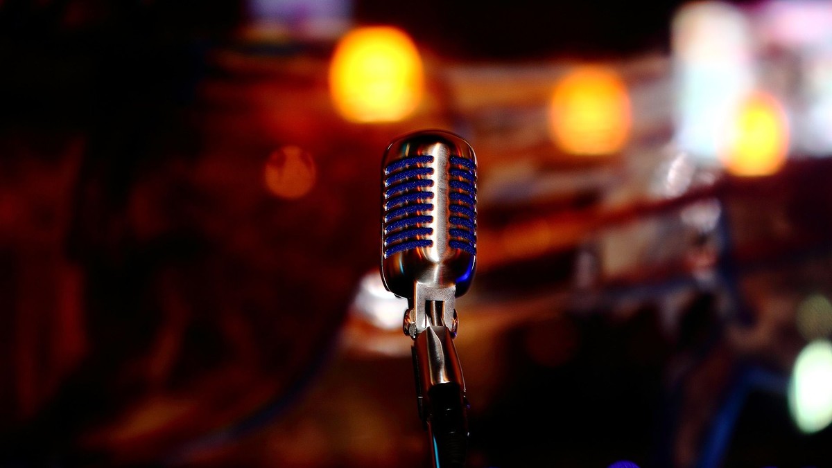 Warmes Wohnzimmer mit Karaoke