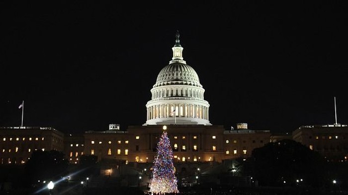 Kapitolium med lyssatte træ og domedag.