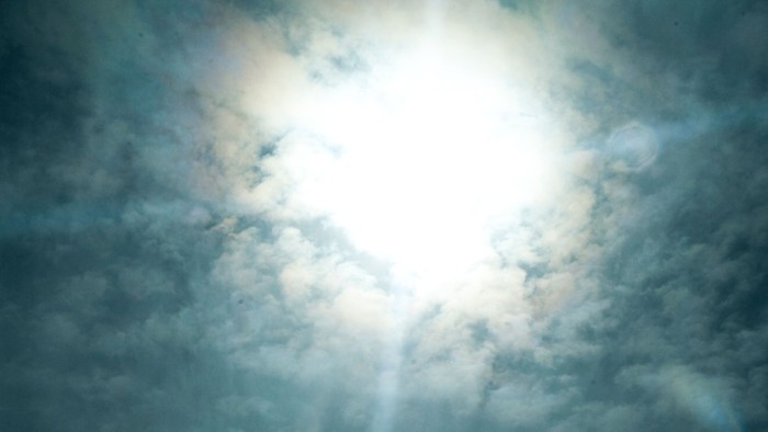 Solskin gennem skyer