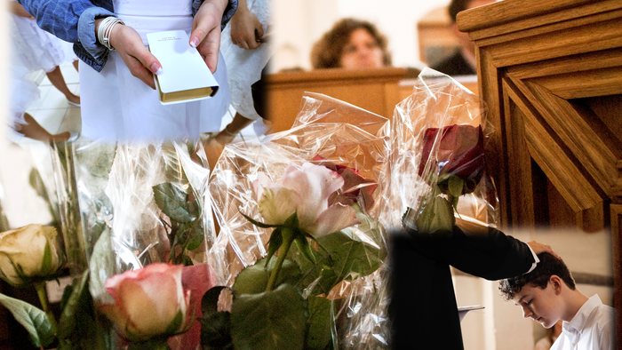 En gruppe af mennesker håndterer blomsterbunde i en kirke.