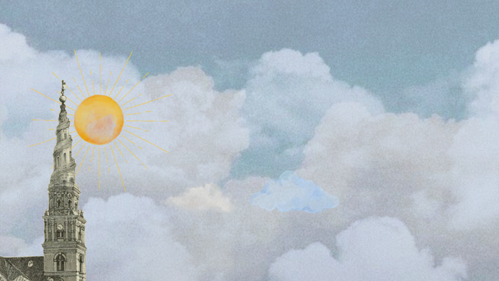 En kirke med tårn foran en solskinnende himmel med skyer