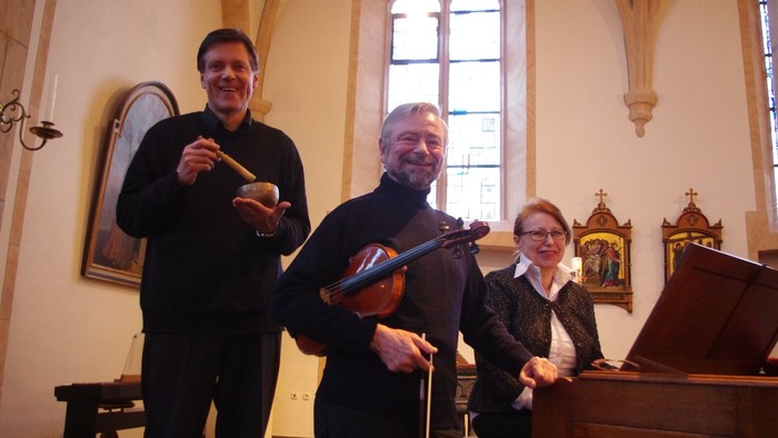 Drei Musiker proben in einer Kirche