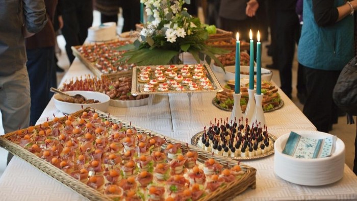 En festlig buffet med forskellige retter og dekorationer