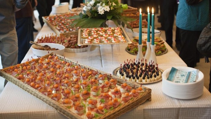En festlig buffet med forskellige retter og dekorationer
