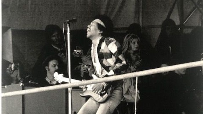 Ein Mann singt auf der Bühne und hält ein Mikrofon.