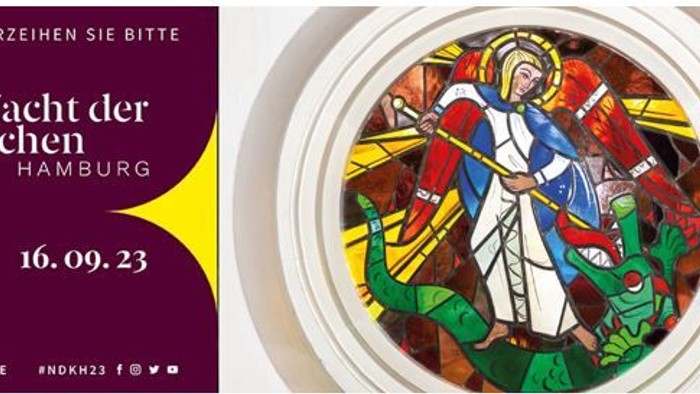 Veranstaltung "Nacht der Kirchen Hamburg" am 16.09.23 mit farbenfrohem Kirchenfenster.