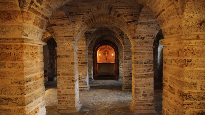 Gamle stenarkade i en historisk bygning