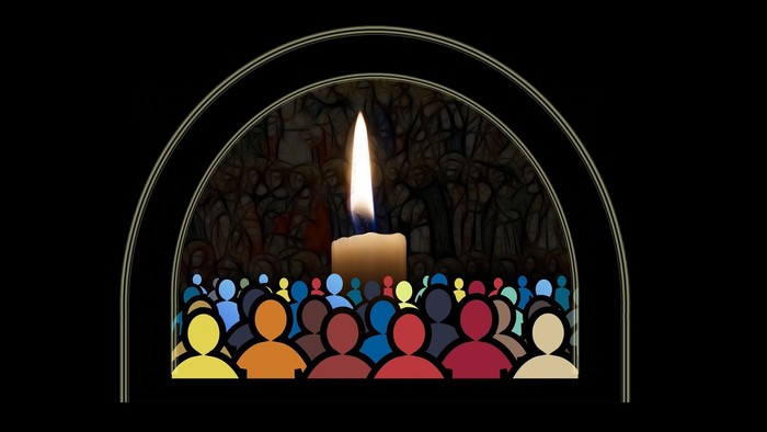 En lysende lyse i et bueformet vindueskarm med farvede figurer.