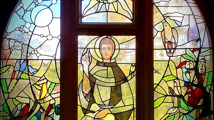 Buntes Kirchenfenster mit religiösem Motiv