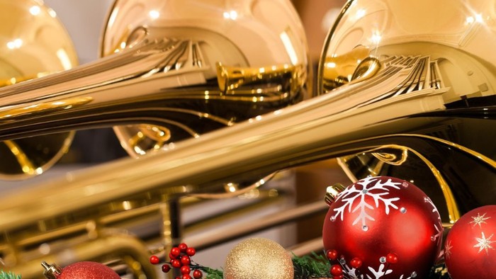 Guldblåser med juldekorationer