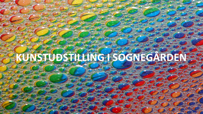 Billede af farverige vanddråber med teksten "KUNSTUDSTILLING I SØGNEGÅRDEN"