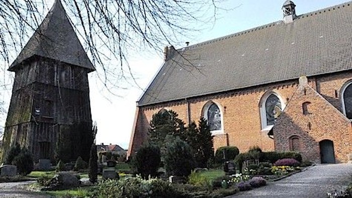 Altes Windmühle neben einer Kirche mit gut gepflegtem Garten