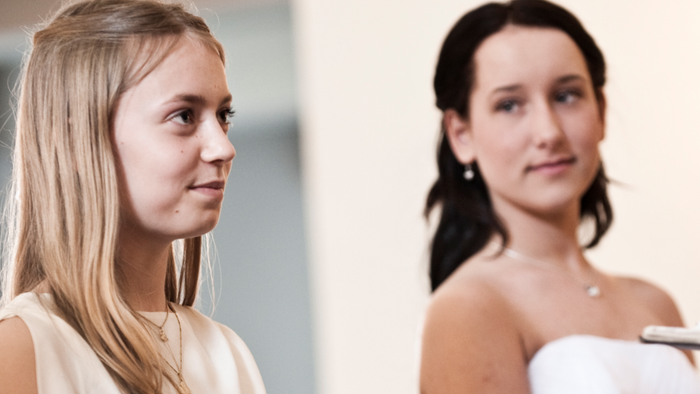 To drenge står ved en spisebord og ser alvorligt ud.