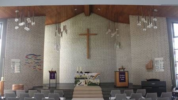 Die Kirche hat eine moderne Ausstattung mit Holz und Metall.