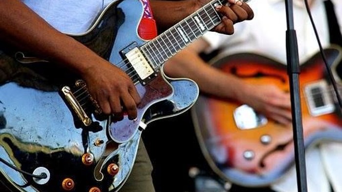 To guitarister spiller på scenen