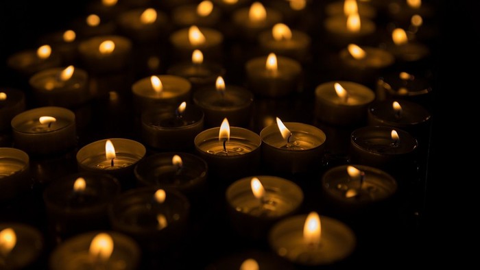 En mængde lysende lygter i mørke omgivelser