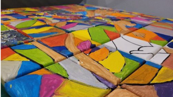 Bunte Mosaiksteine in verschiedenen Formen und Farben