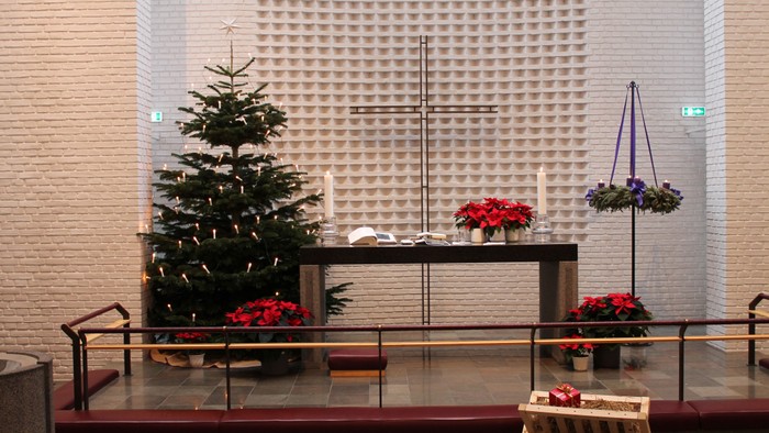 En julestue med juletree, alter og pynt