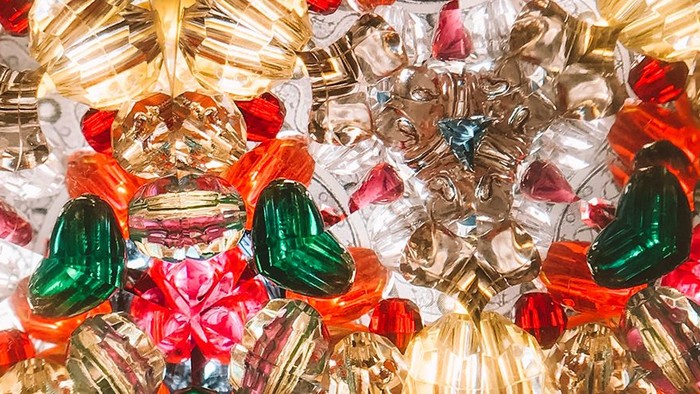 Billede af farverige søde sager i en stor kasse.