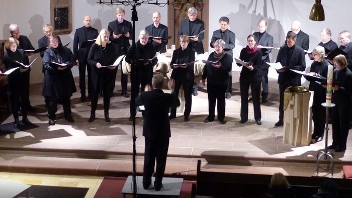 Ein Chor proben in einer Kirche