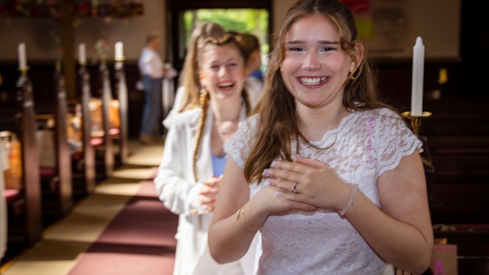 To børn i hvidt i kirke.