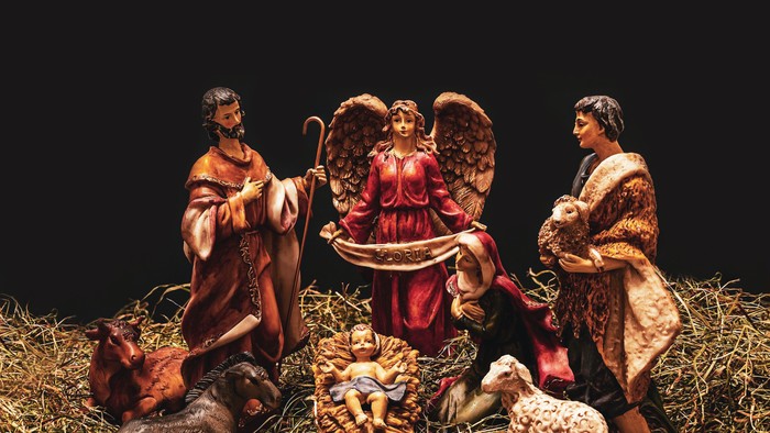 En julekreds med Jesusbarn, Maria, Josef, engler og dyr.