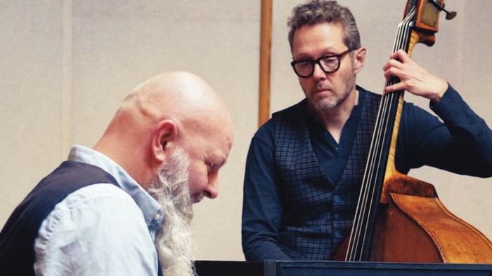 To old mænd spiller piano og kontrabas i et studie