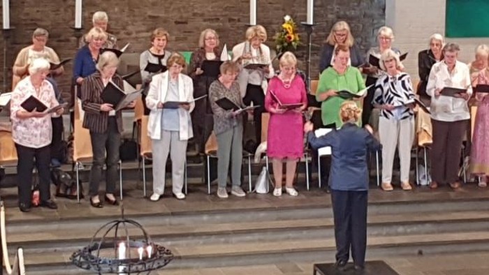 Eine Kirchenchor singt vor einem Publikum