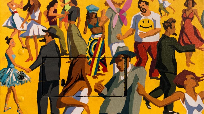 Vielseitige Menschenmenge tanzt vor buntem Hintergrund