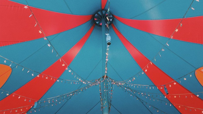 Bunter Zirkuszelt mit Lichterketten