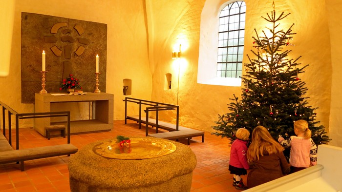 Barnene ser julenæden i kirken