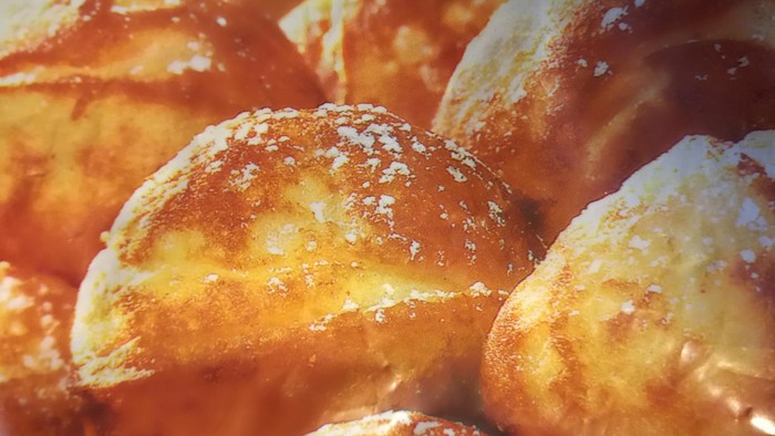 Gulde og sukkersnitte brød.