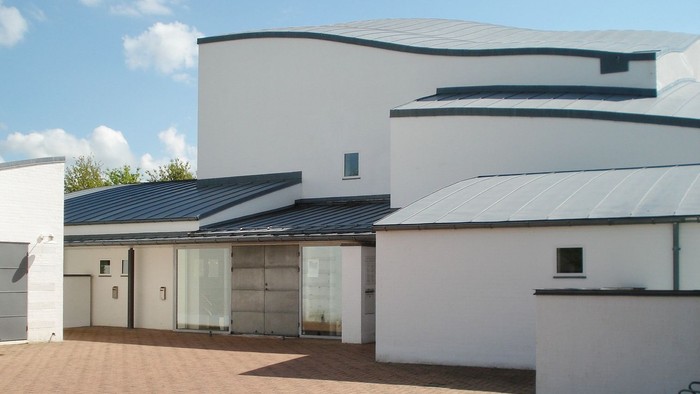 Moderne huse med flade tag og store vinduer