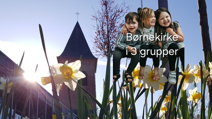 Tre piger i blomsterhave foran Borgkirke
